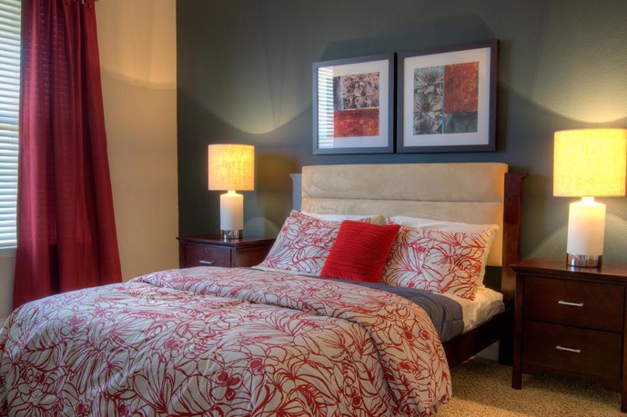 A bedroom in Retreat at Quail North, Oklahoma City, offering a comfortable space for rest and relaxation.